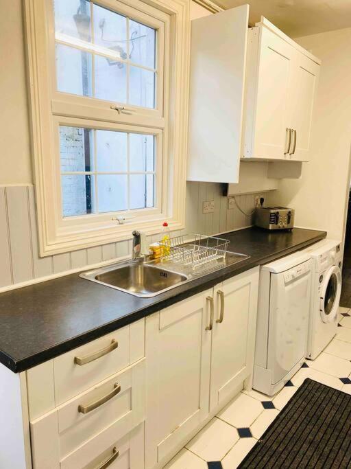 7 Bedroom House In Town Centre Near Beach - Sleeps 13 Hastings Eksteriør bilde