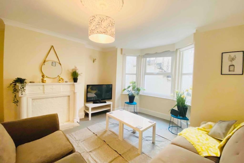 7 Bedroom House In Town Centre Near Beach - Sleeps 13 Hastings Eksteriør bilde